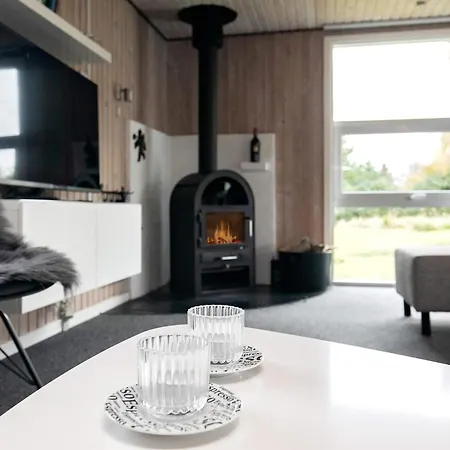 6 Person In Hals-by Traum *