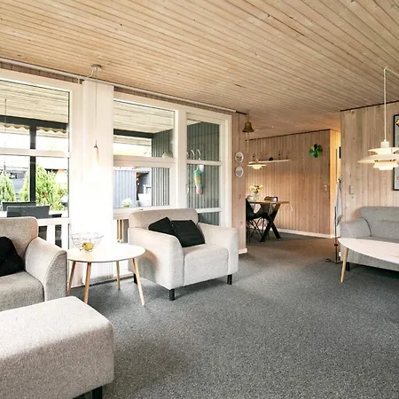 6 Person In Hals-by Traum * Hals