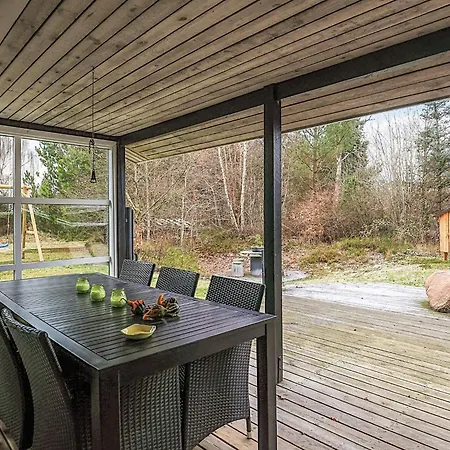 6 Person In Hals-by Traum *