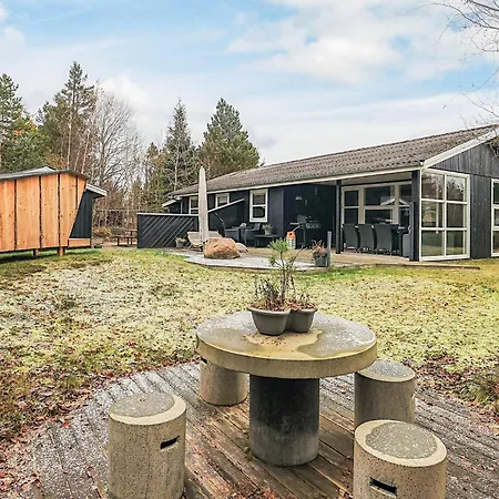 6 Person In Hals-by Traum * Hals