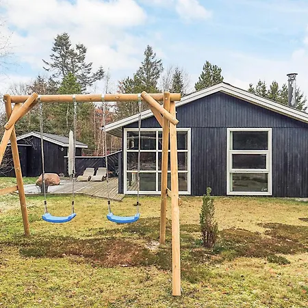 6 Person In Hals-by Traum