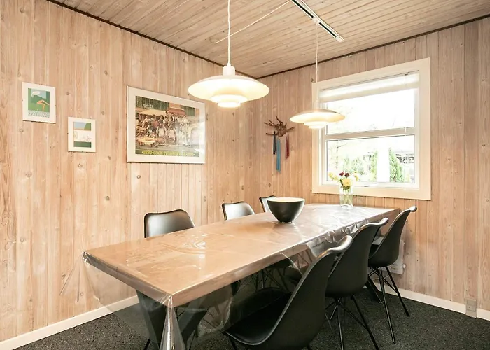 6 Person In Hals-by Traum * Hals